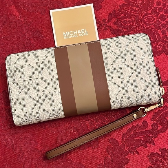 Brand New Michael Kors Large Vanilla Center Stripe Zip Around Wristlet Wallet - Picture 8 of 16